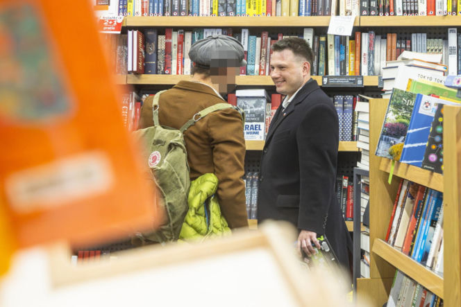 Sławomir Mentzen na zakupach w galerii