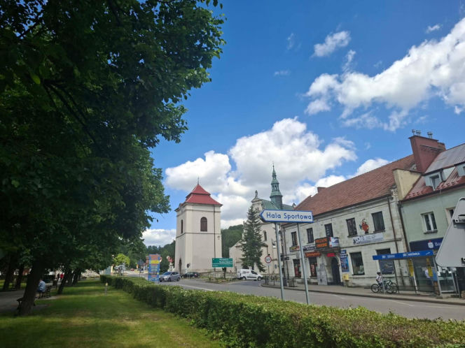To miasto w woj. świętokrzyskim ma jeden z najpiękniejszych rynków. Czaruje też zabytkową kaplicą