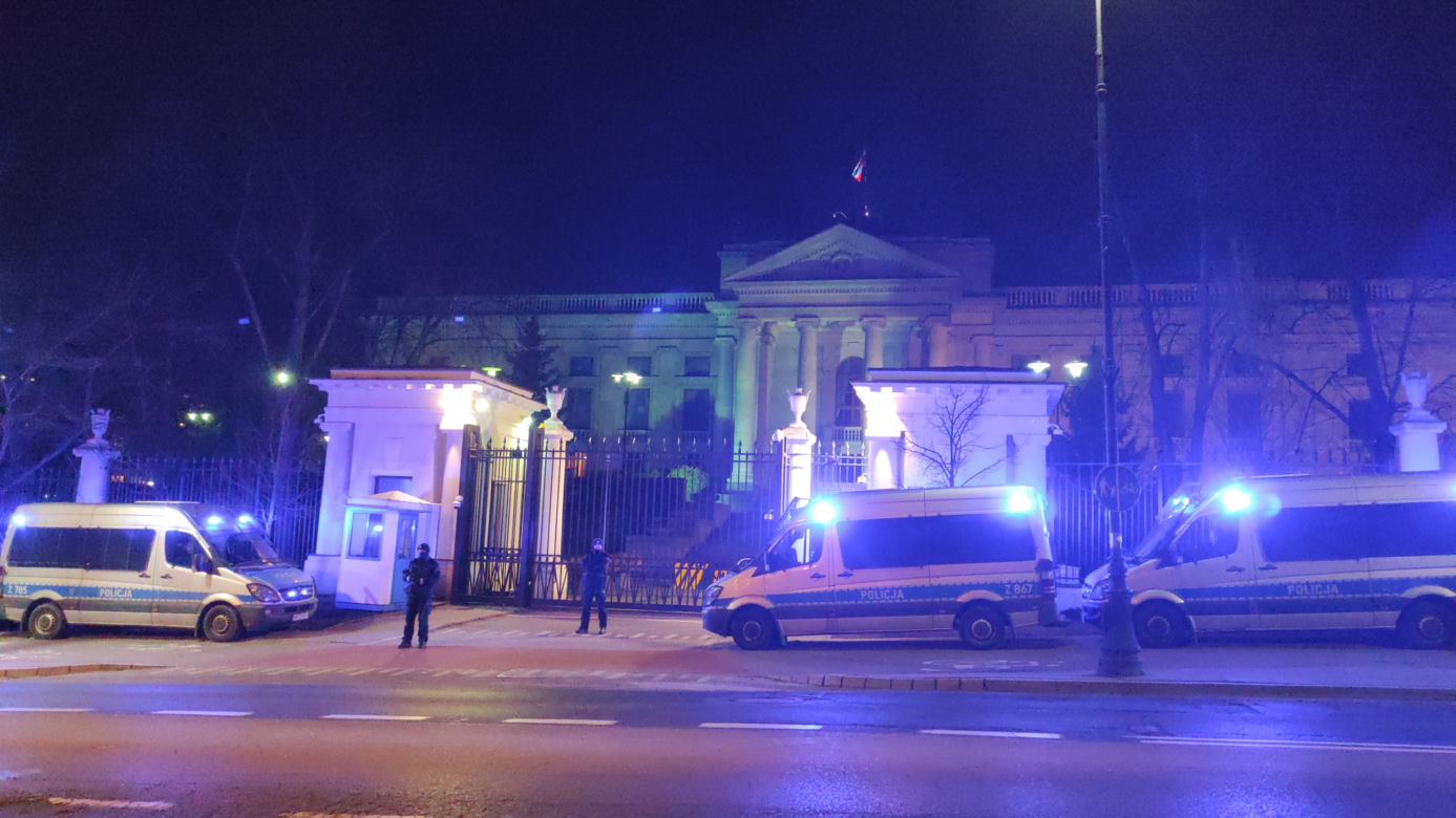 Policja ochrania ambasadę Rosji w Warszawie. Dziesiątki radiowozów