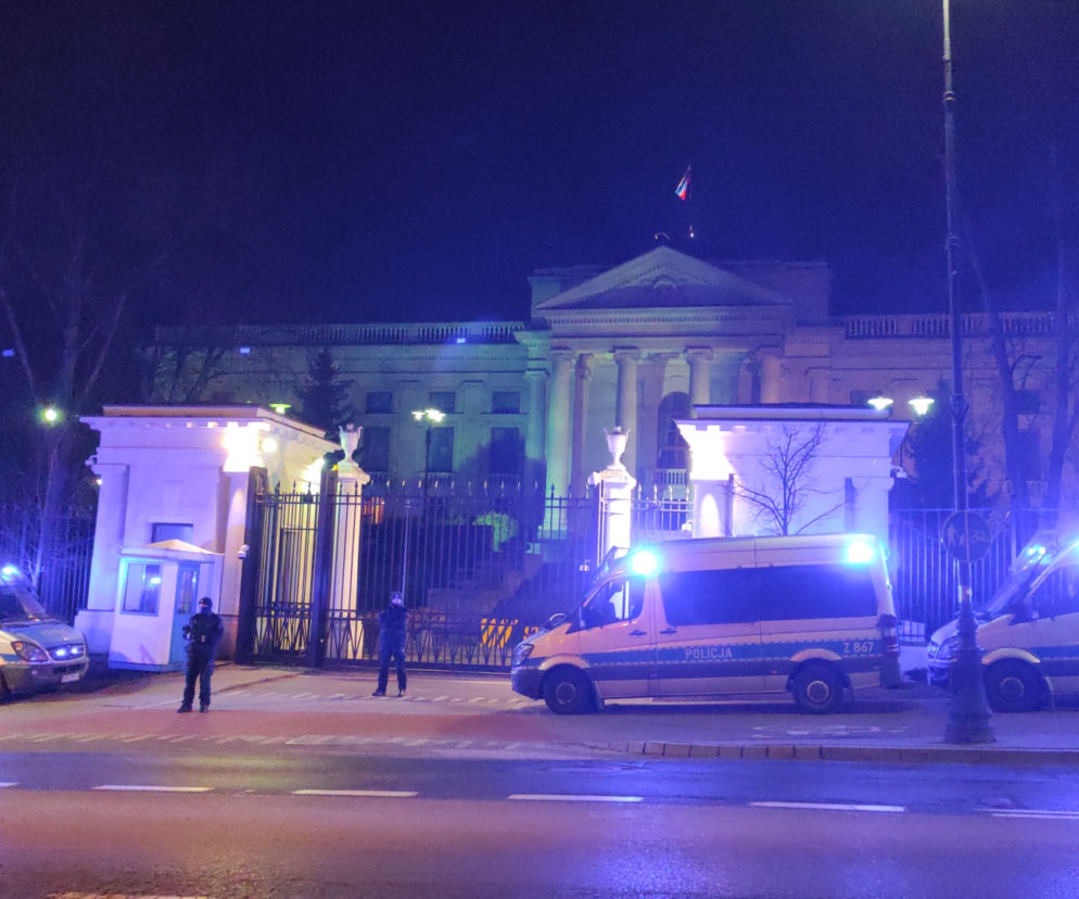 Policja ochrania ambasadę Rosji w Warszawie. Dziesiątki radiowozów