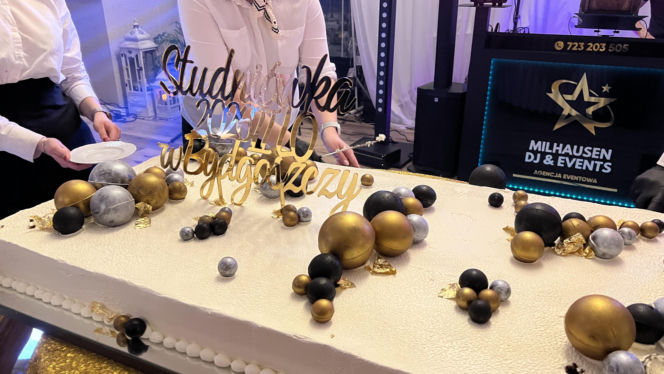 Studniówka pełna blasku i emocji! Tak bawili się maturzyści II LO w Bydgoszczy [ZDJĘCIA]