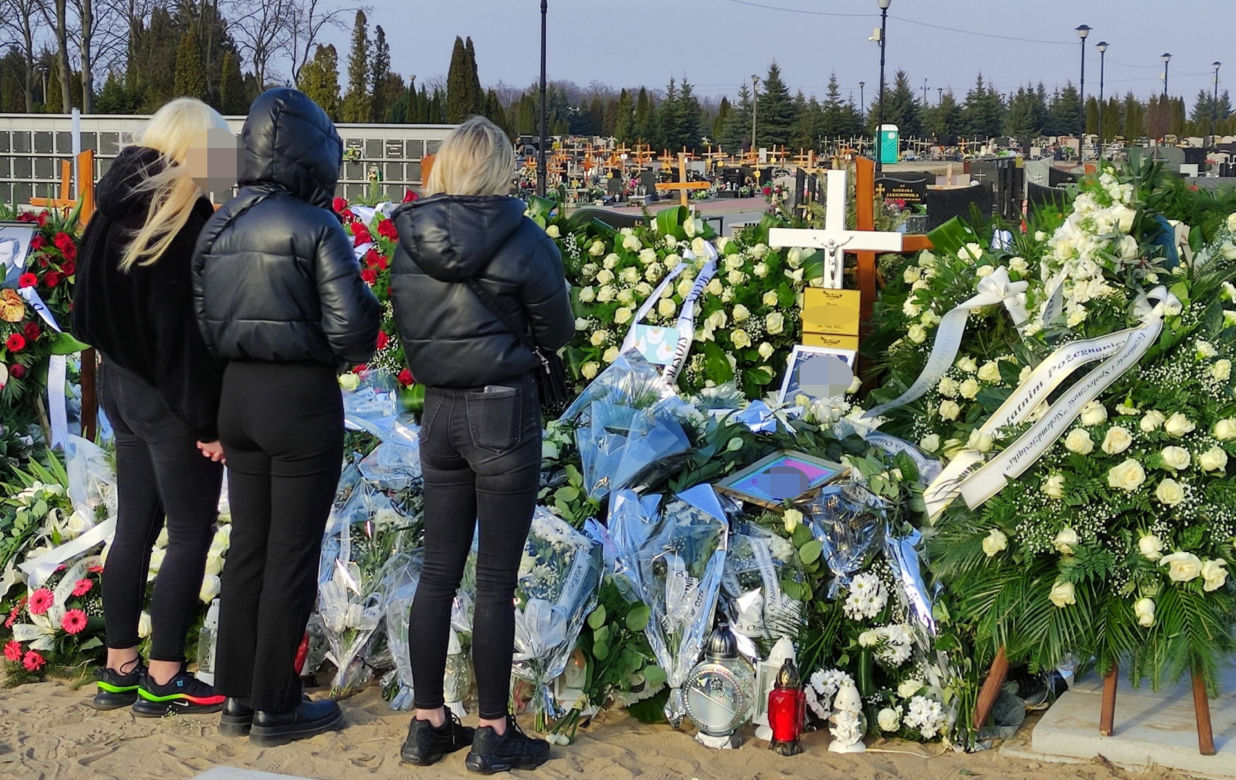 Tłumy na pogrzebie trójki zamordowanych chłopców i morze łez na wspólnym grobie