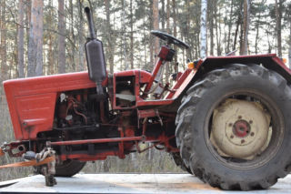 Traktorzysta doprowadził do kolizji z Audi. Prowadził rolniczy sprzęt pod wpływem alkoholu