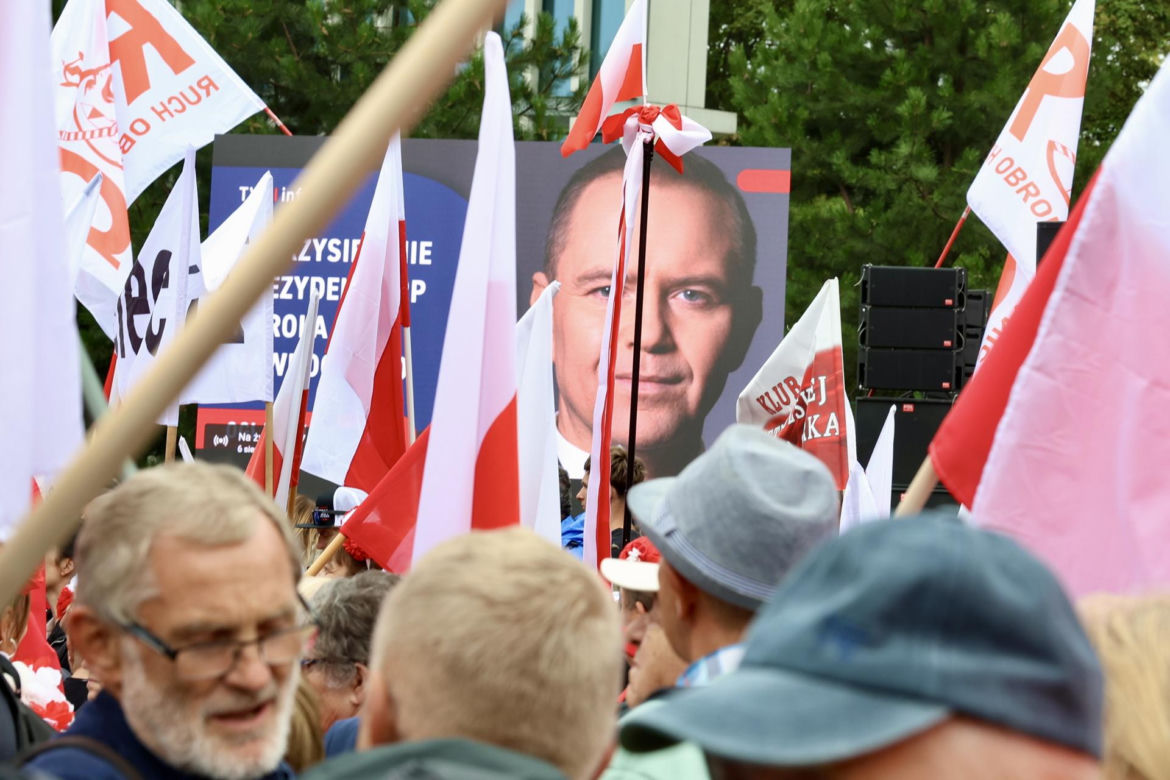 Banery na powitanie Nawrockiego 