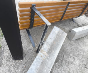 Nowy park w Warszawie już zniszczony. Przykro się na to patrzy