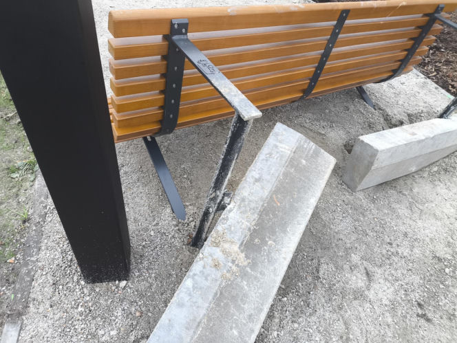 Nowy park w Warszawie już zniszczony. "Przykro się na to patrzy"