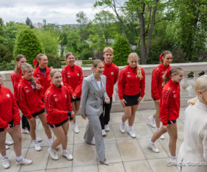 Marta Nawrocka w szarościach