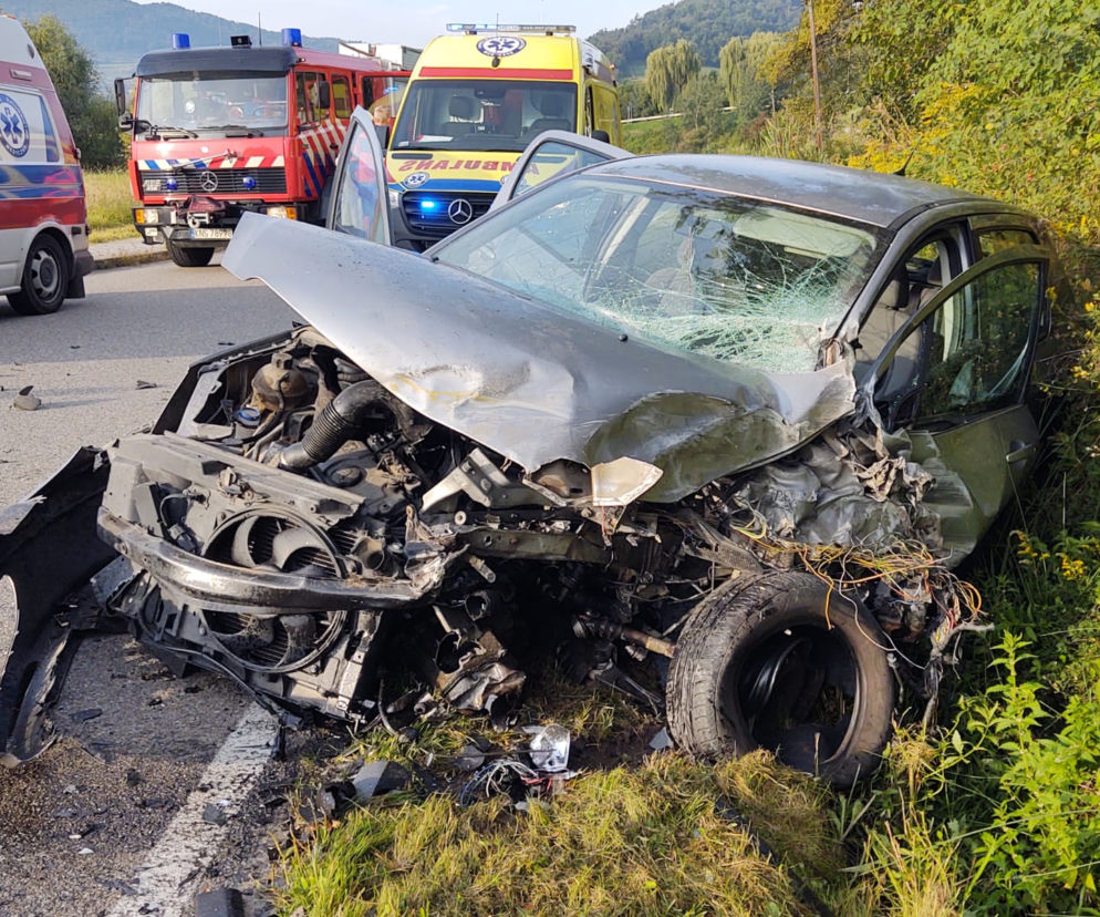 Wypadek w Tęgoborzy. Autokar zderzył się z osobówką. Dziecko trafiło do szpitala
