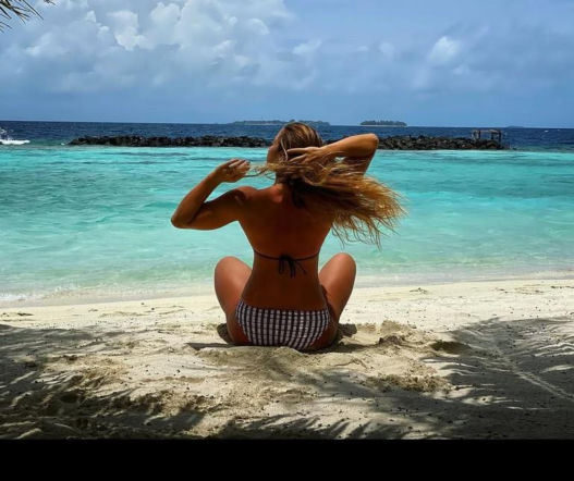Maria Andrejczyk grzeje się na plaży