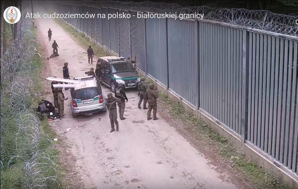 Polski żołnierzy ugodzony nożem. Brutalne starcia z migrantami na granicy polsko-białoruskiej [ZDJĘCIA].