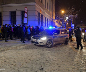 Noc w Zakopanem minęła spokojnie, ale o scenach na Krupówkach głośno już na całym świecie