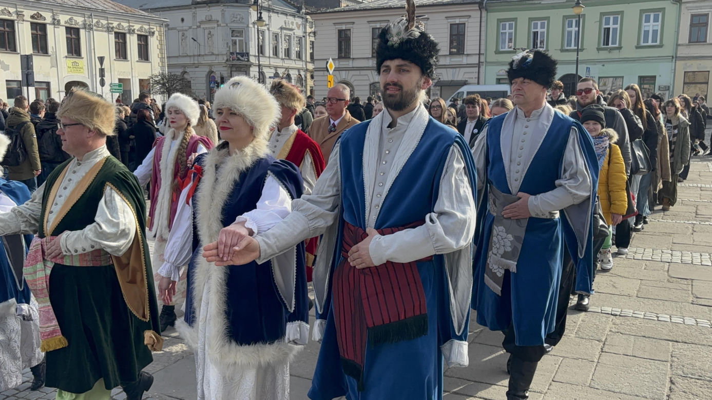 Maturzyści z Nowego Sącza zatańczyli poloneza na Rynku 