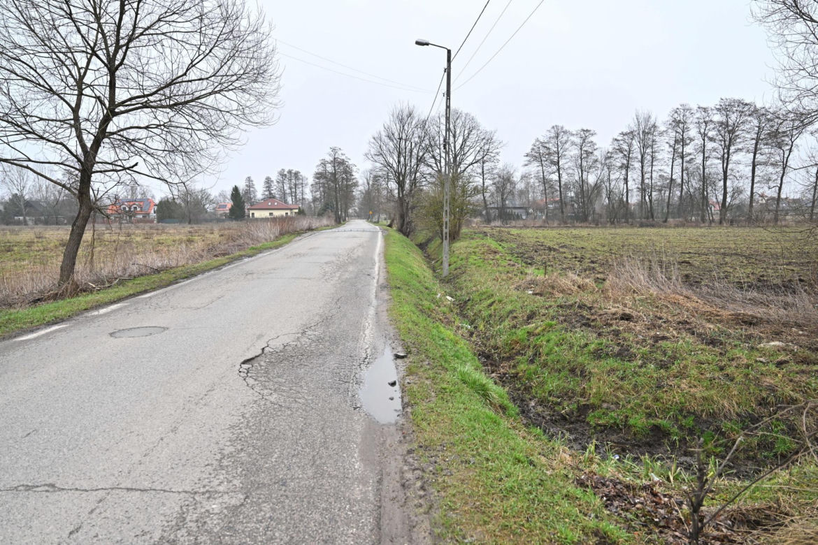 "Chcemy chodnika i autobusu". Mieszkańcy ul. Szamocin na Białołęce apelują do urzędników