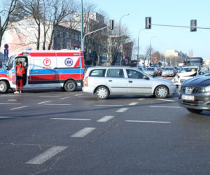 Zderzenie suzuki z karetką na sygnale na skrzyżowaniu Zamienieckiej z Ostrobramską