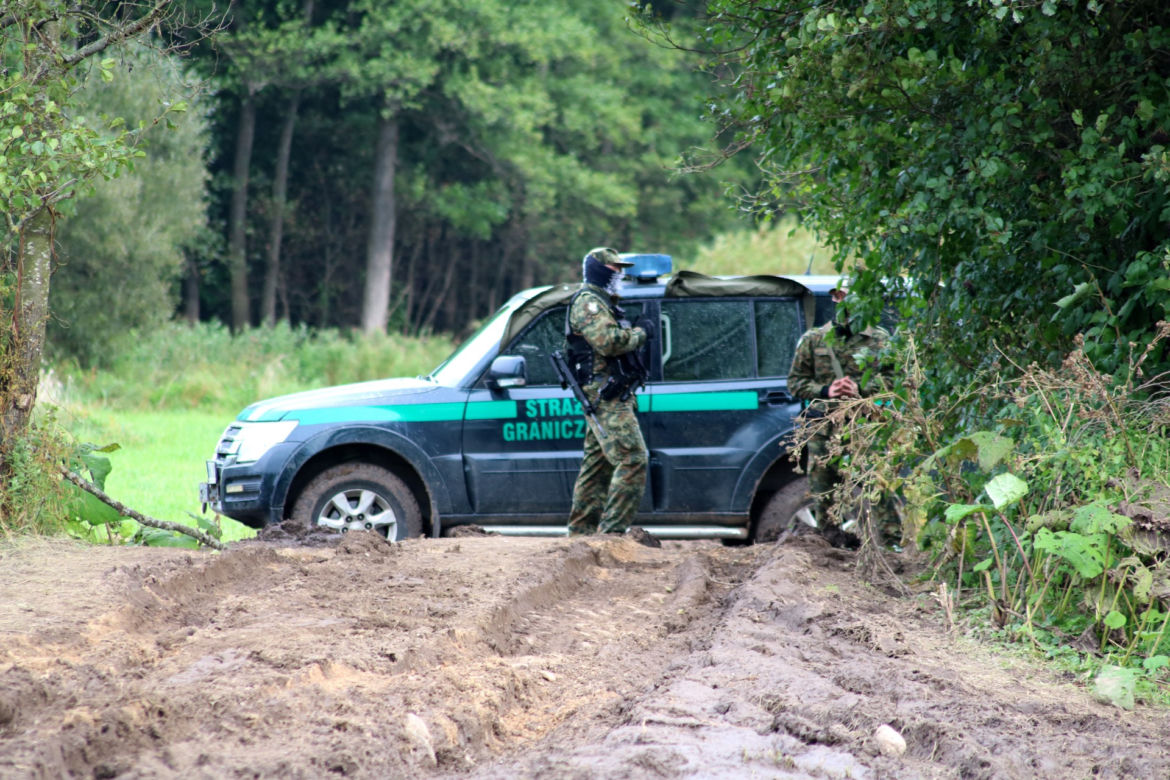 Usnarz Górny. Policyjny kordon odgradza aktywistów od koczowiska imigrantów
