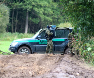 Usnarz Górny. Policyjny kordon odgradza aktywistów od koczowiska imigrantów