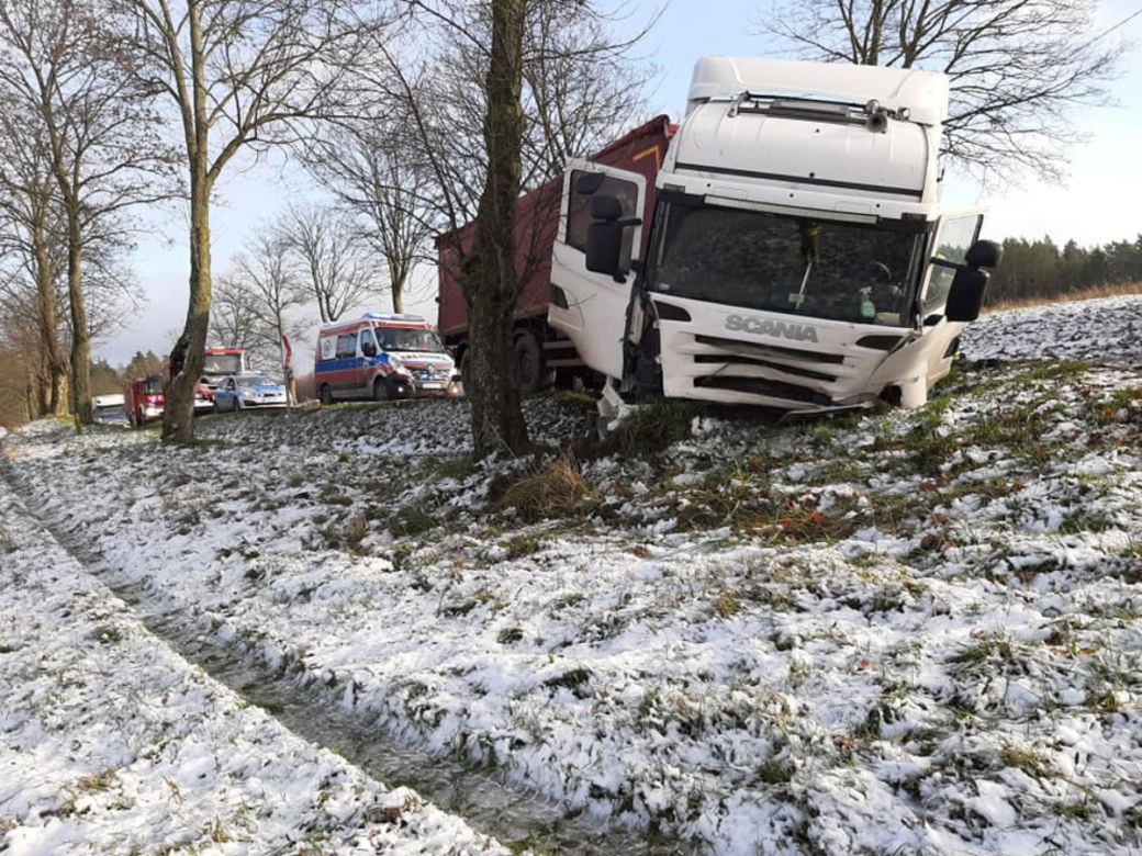 Szczybały Giżyckie. Zderzenie osobowki z tirem. 39-latek zginął na miejscu