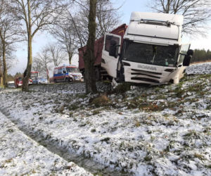 Szczybały Giżyckie. Zderzenie osobowki z tirem. 39-latek zginął na miejscu