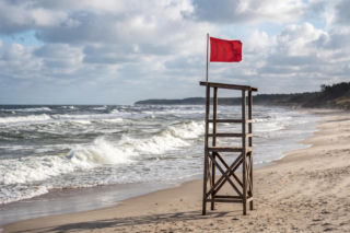 Sinice Ustronie Morskie. Czy w Ustroniu Morskim można się kąpać 22.07? Flaga, warunki pogodowe