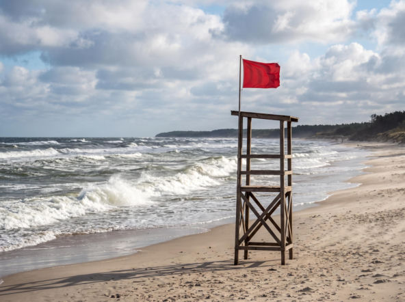 Sinice Ustronie Morskie. Czy w Ustroniu Morskim można się kąpać 22.07? Flaga, warunki pogodowe