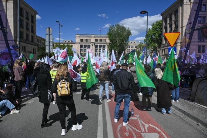 Protest pracowników ZUS w Warszawie przed Ministerstwem Finansów