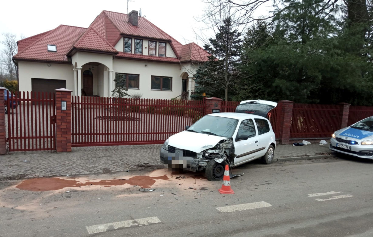 Dramat na Białołęce. Wiozła dzieci, roztrzaskała się na słupie