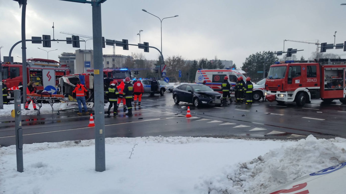 Wypadek w centrum Białegostoku. Karetka przewróciła się na skrzyżowaniu