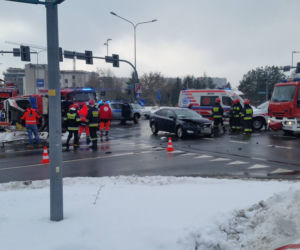 Wypadek w centrum Białegostoku. Karetka przewróciła się na skrzyżowaniu