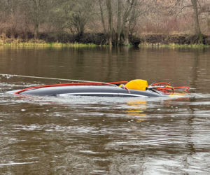 Elektryczny mercedes wydobyty z Narwi