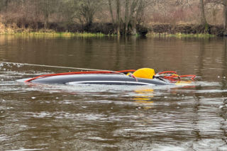 Elektryczny mercedes wydobyty z Narwi