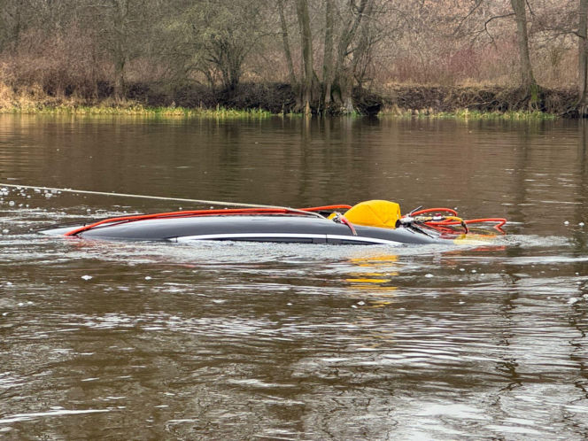 Elektryczny mercedes wydobyty z Narwi