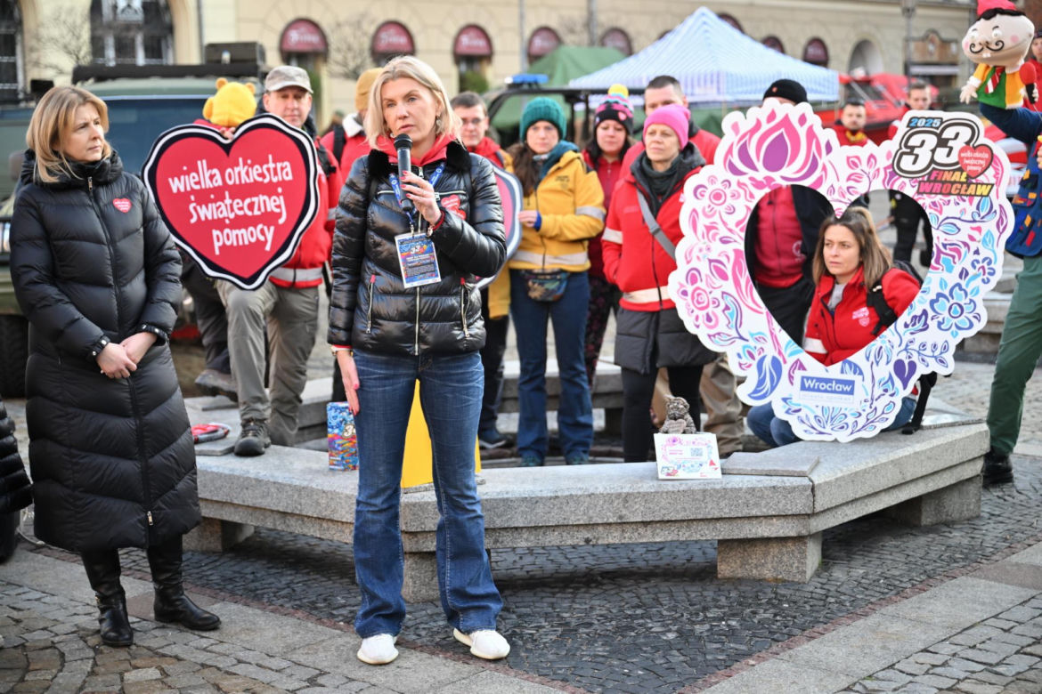 Wrocław. Wiceprezydent miasta Renata Granowska odsłania nowego krasnala - WOŚPKA