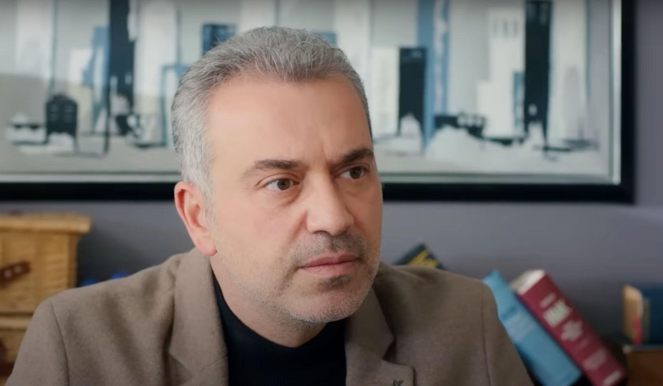 Ege śledzi Melis i dla zmyłki proponuje jej natychmiastowy ślub.