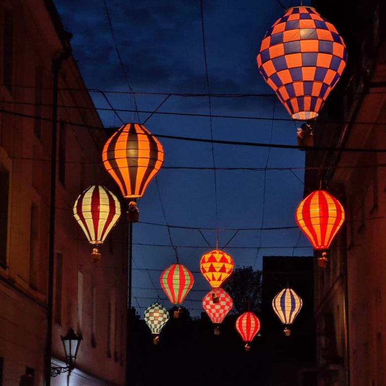 Kolorowe balony z podróżnikami w koszykach nową atrakcją w centrum Pszczyny