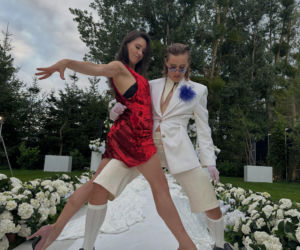 Czerwona cekinowa mini i marynarka na gołą klatę