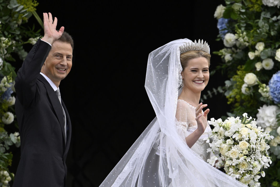 Królewska ceremonia pełna przepychu. Ślubna stylizacja Marii Karoliny podbija światowe media