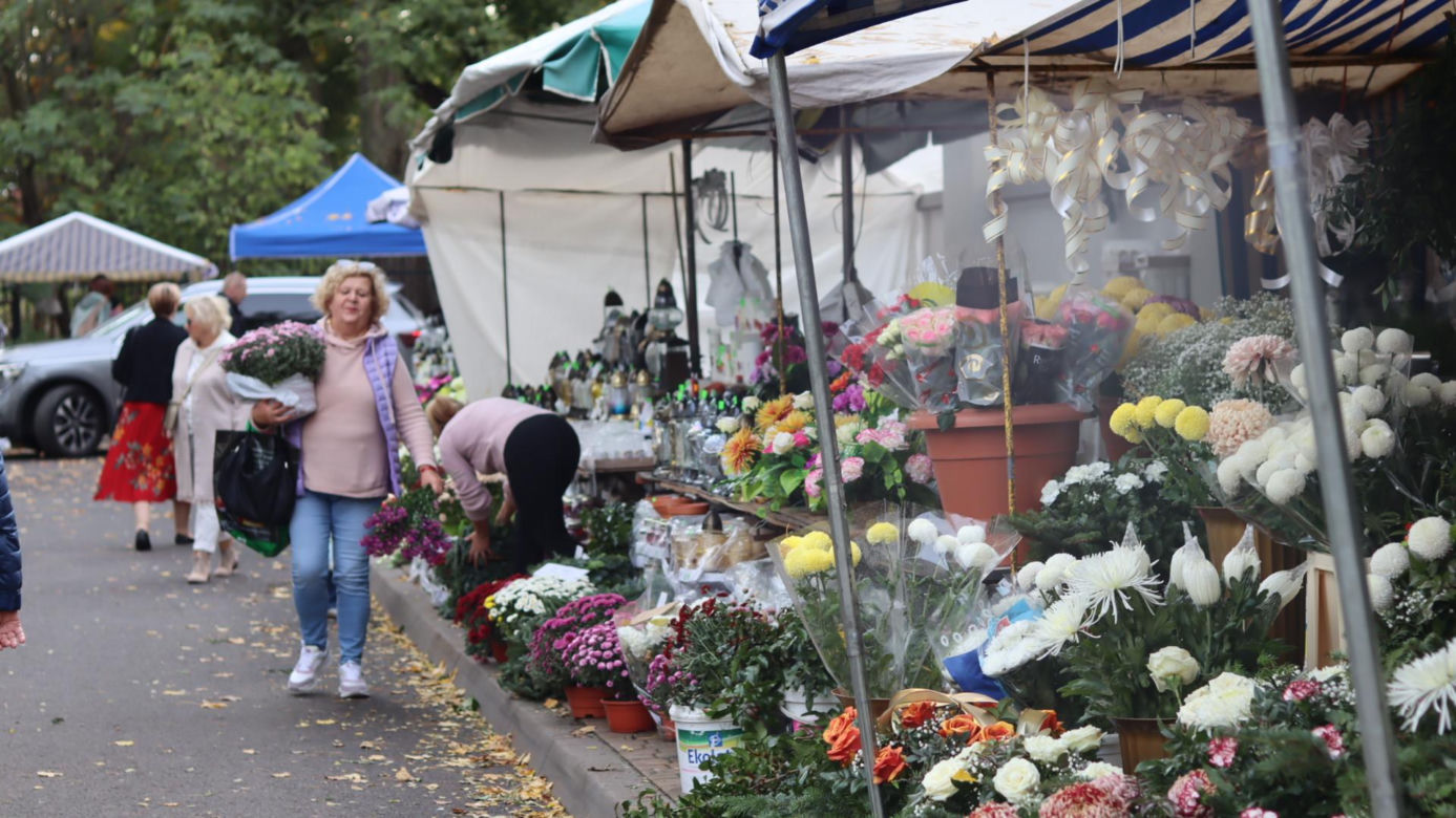 Trwają ostatnie przygotowania. Lublinianie sprzątają groby na 1 listopada