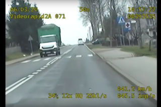 Nagrali kierowcę jak mrugał. 20-latek ostrzegał innych przed policją, a sam zarobił mandat  - WIDEO