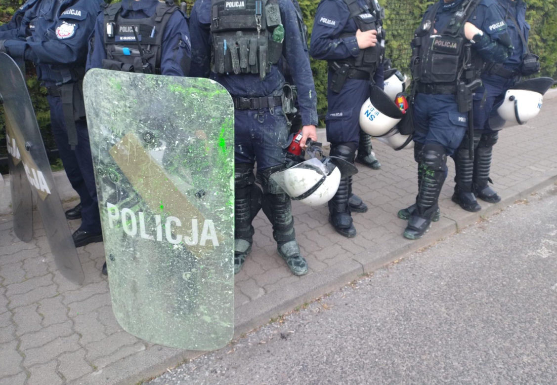 Skłotersi zajęli budynek na Mokotwie. Policja: "Wylewano na nas farbę i fekalia"
