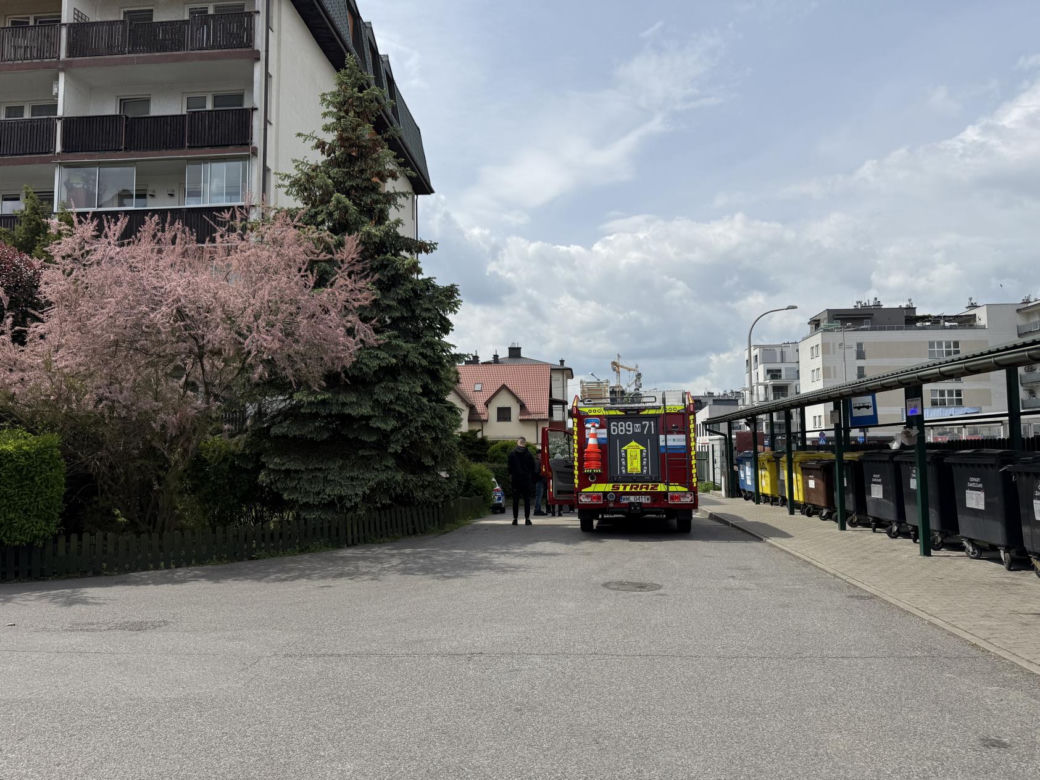 Tragedia w Ząbkach. Ciało kobiety leżało na chodniku. Na miejscu policja