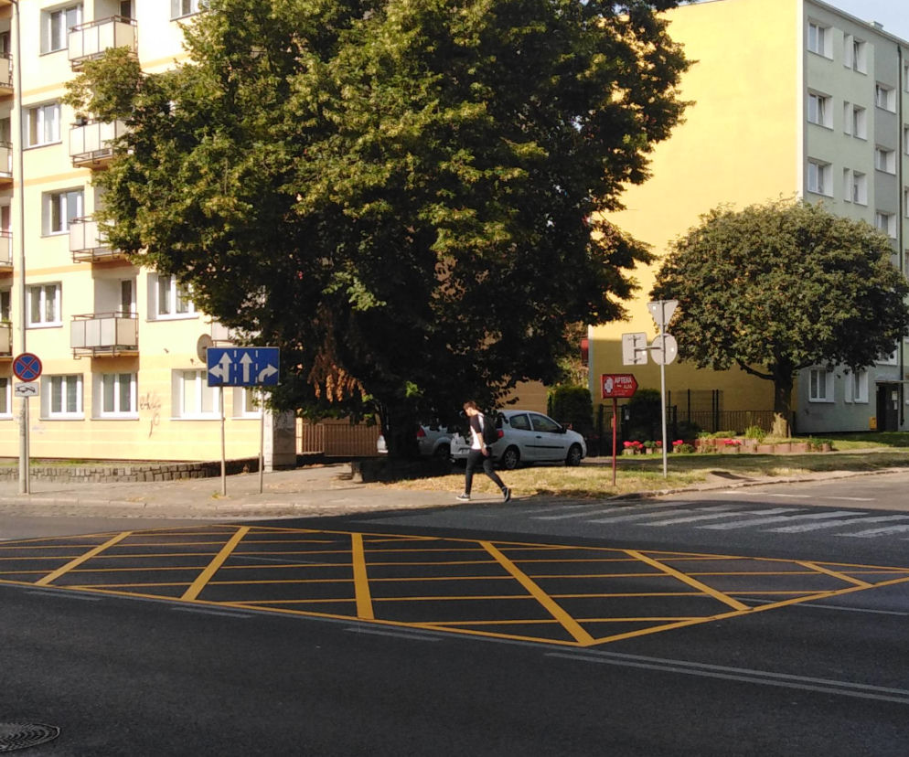 Yellow box na skrzyżowaniu ulic Matejki i Bazarowej w Szczecinie