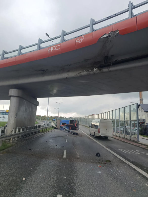 Kielce. Wypadek na ul. Grunwaldzkiej. Ciężarówka przewróciła się po zahaczeniu o wiadukt [ZDJĘCIA].