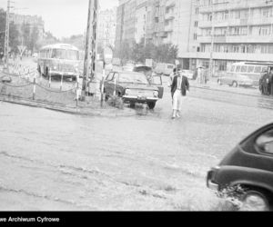 Warszawa zniknęła pod wodą! Zalane ulice i chodniki. Co tam się działo! Archiwalne zdjęcia z lat 60.