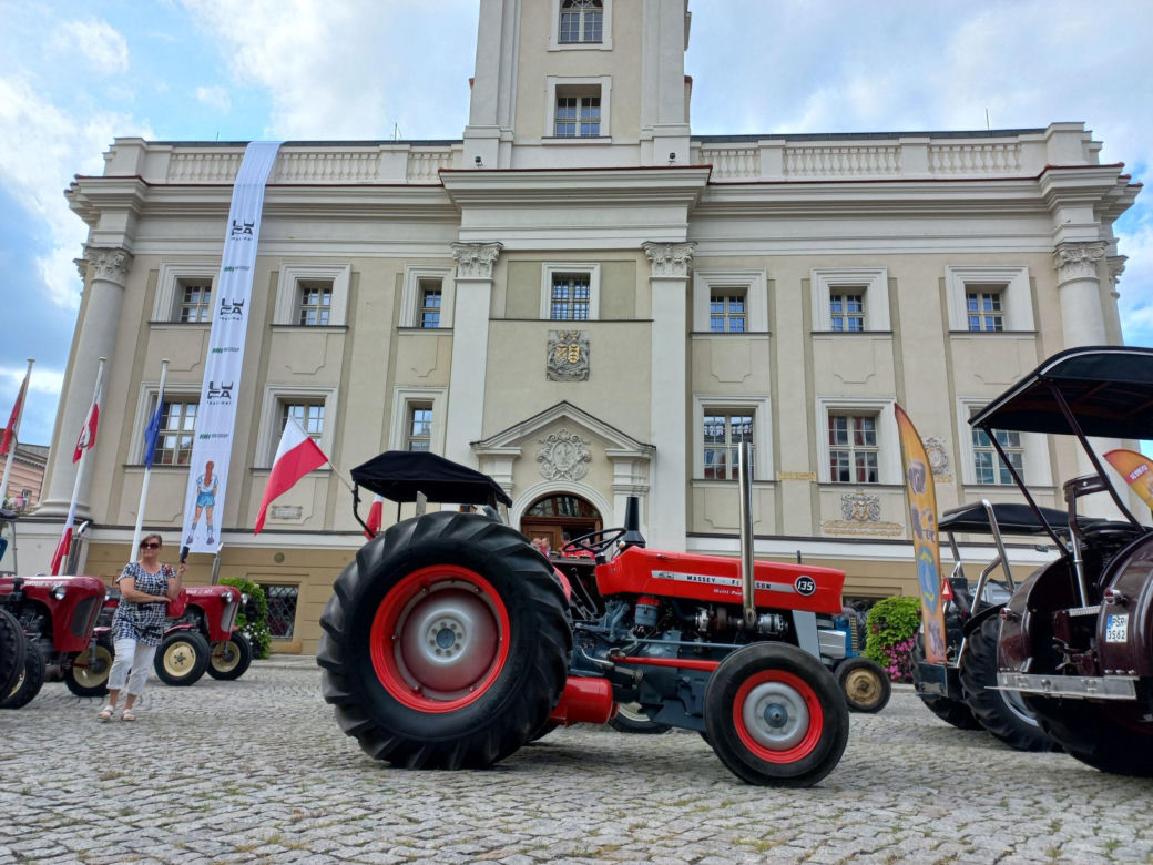 ​Zabytkowe traktory na rynku w Lesznie. Przedsmak festiwalu w Wilkowicach
