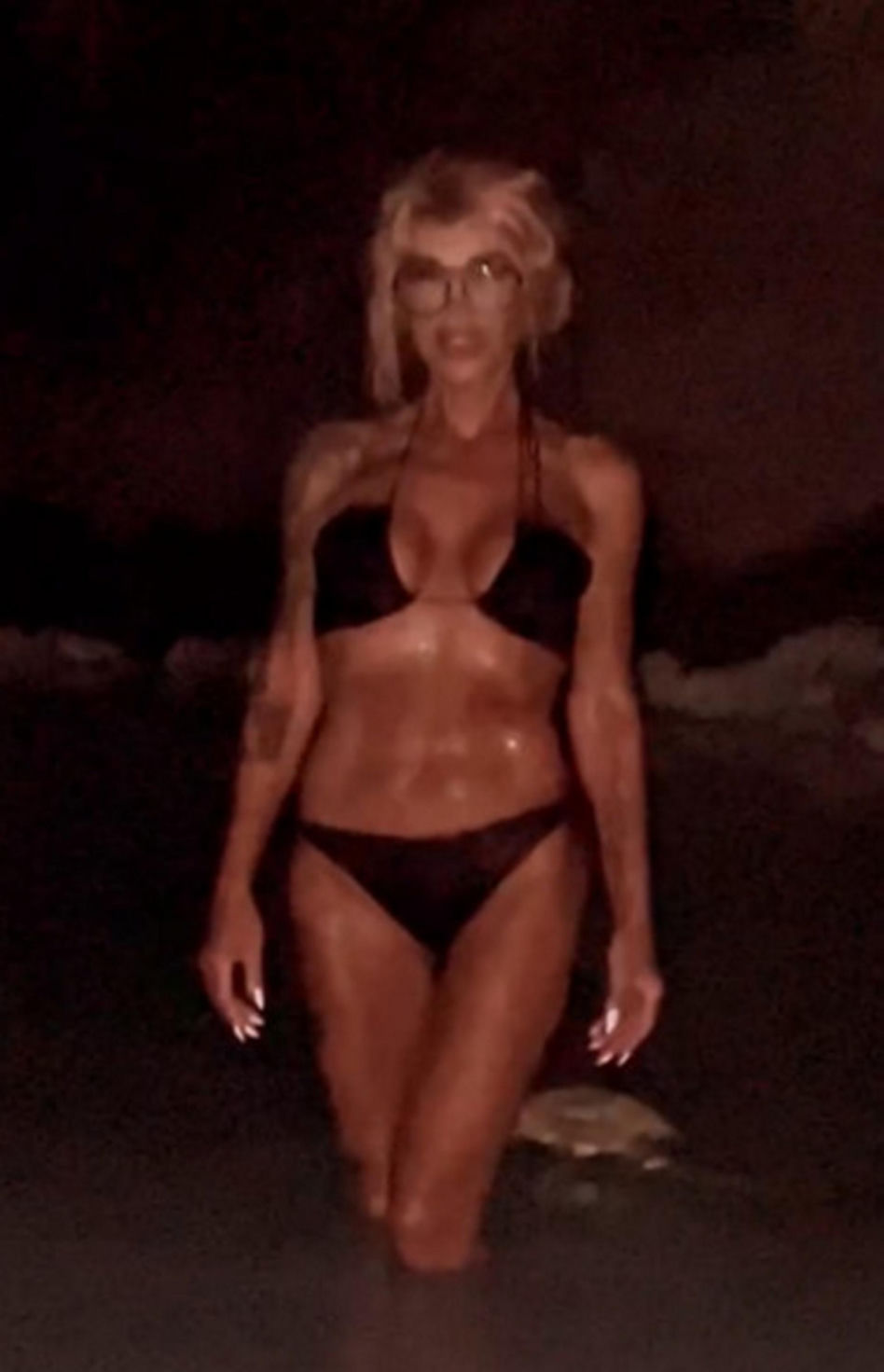 Ewa Minge w skąpym bikini. Tak 57-latka wdzięczy się do aparatu