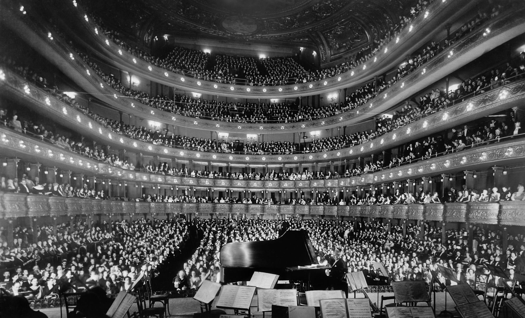 Dawny Metropolitan Opera House (39th Street) w Nowym Jorku. Pełna sala widziana z tyłu sceny Metropolitan Opera House podczas koncertu pianisty Josefa Hofmanna, 28 listopada 1937 r.