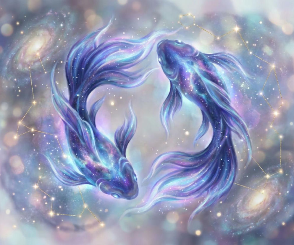 Grafika ukazuje dwie niebiesko-fioletowe ryby z gwiezdnymi wzorami na ciele, oplatające się nawzajem, symbolizując znak zodiaku Ryb na tle rozgwieżdżonej galaktyki. W tle widać konstelacje gwiazd, podkreślające kosmiczny charakter horoskopu dziennego, o którym można przeczytać na naszym portalu.