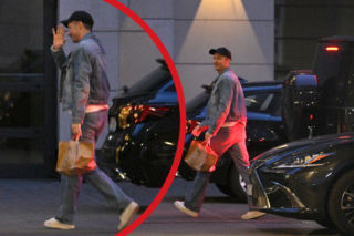 Robert Lewandowski relaksuje się przed Polska - Szwecja. Pod hotelem czekał na niego gość z przyszłości [GALERIA]