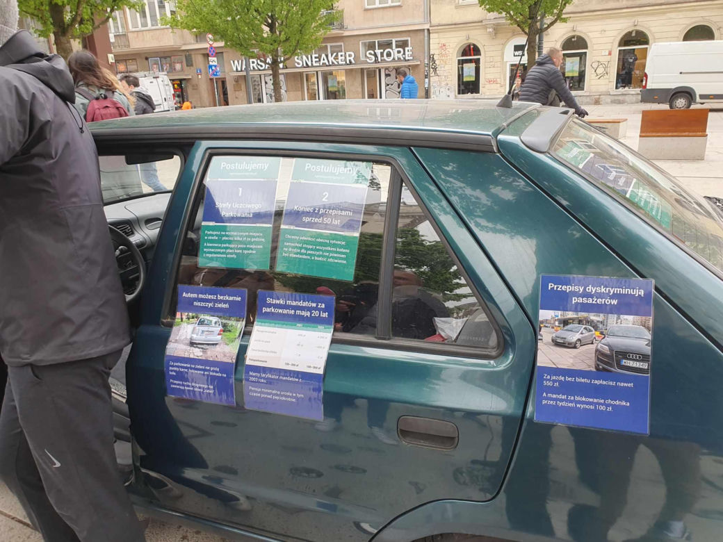 Samochód zaparkowany na placu 5 rogów