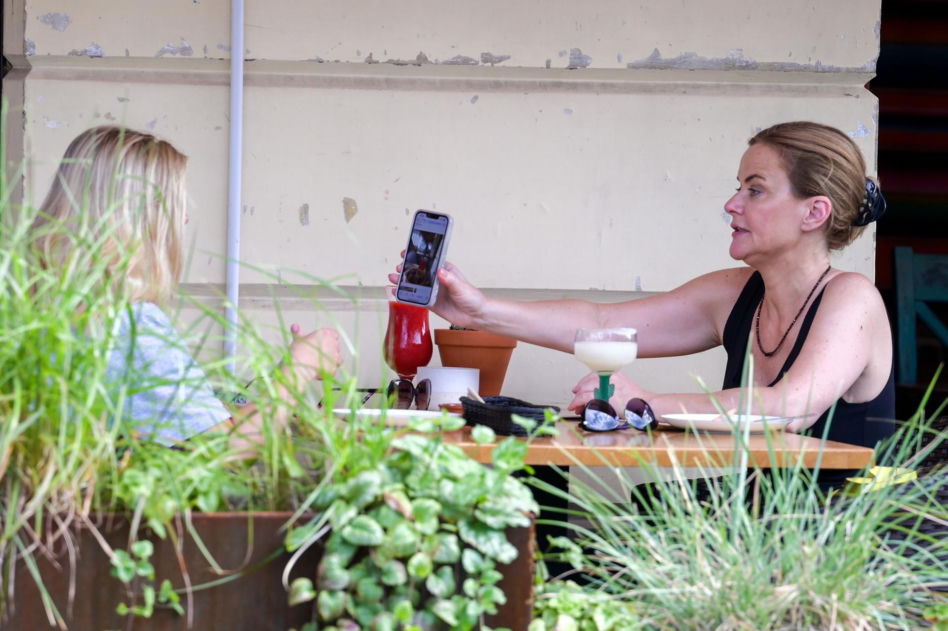 Monika Richardson z córką w restauracji
